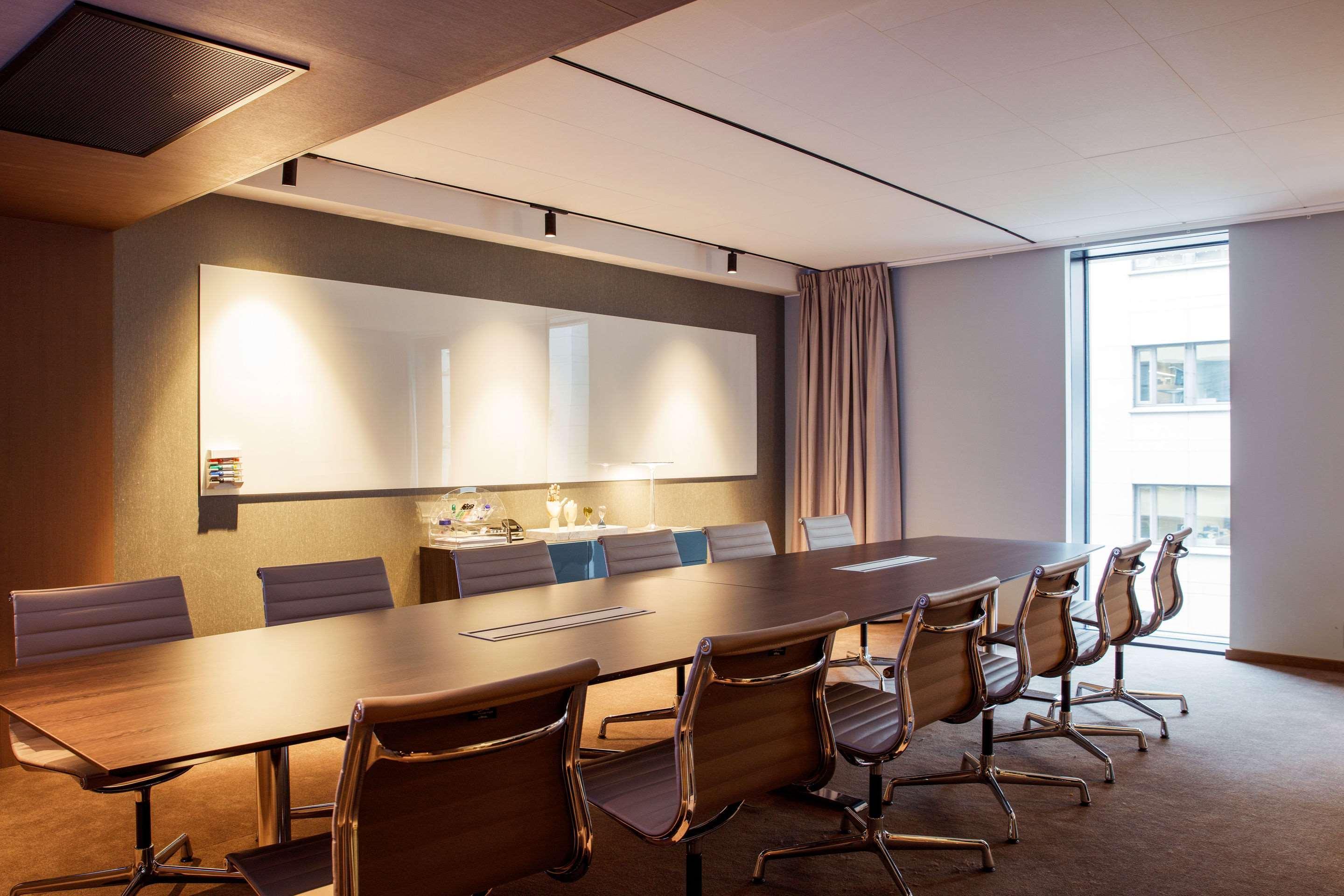 Clarion The Hub 4*