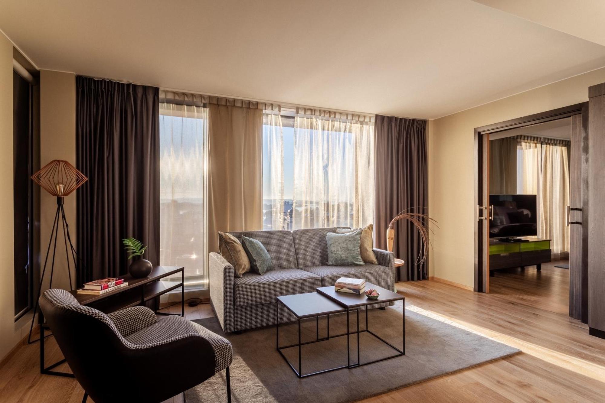 Clarion The Hub 4*